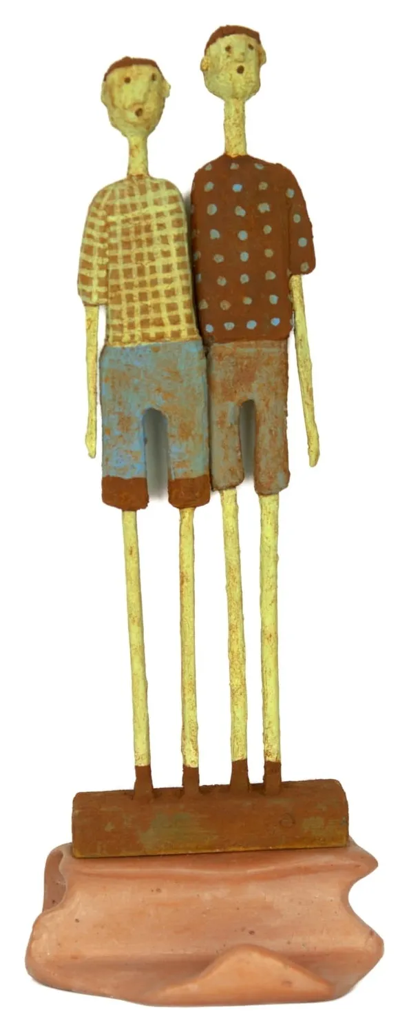 Niños sobre ladrillo